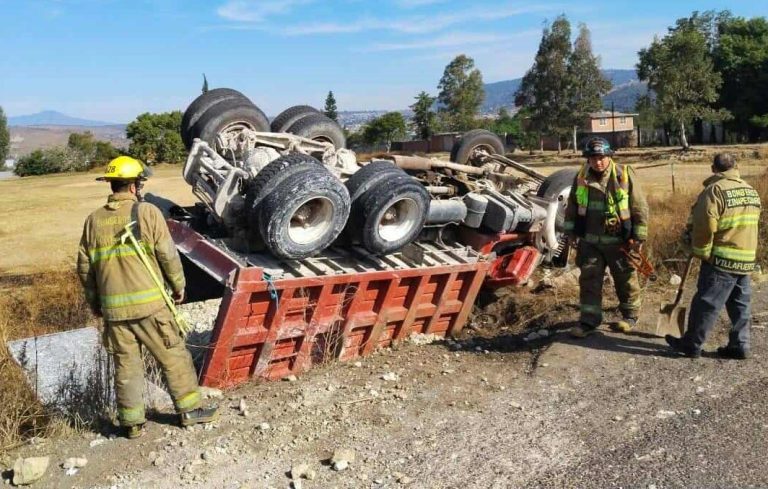 Volcadura de camión de carga deja un herido en la carretera Morelia-Maravatío