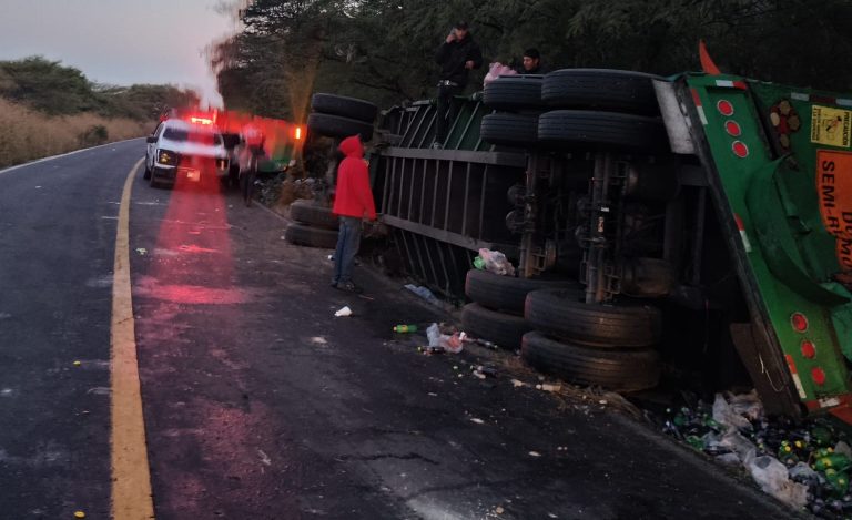 Camión refresquero vuelca en Ecuandureo y se desata rapiña
